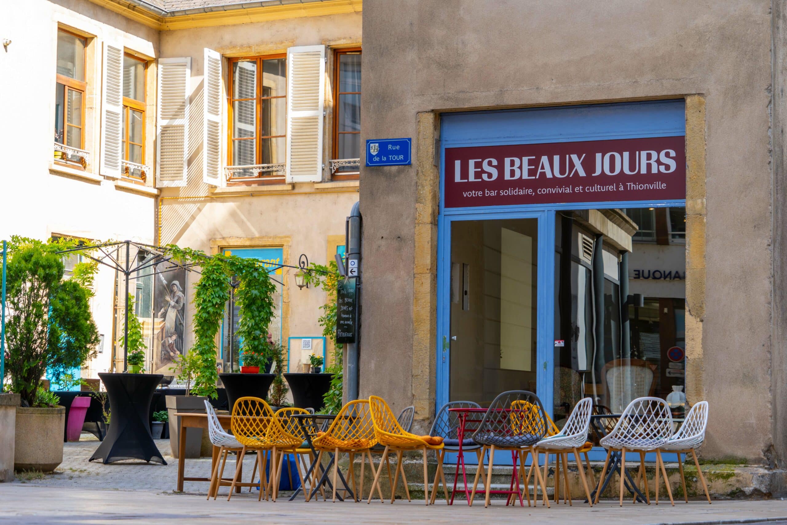 La devanture des Beaux Jours, un bon bar à Thionville