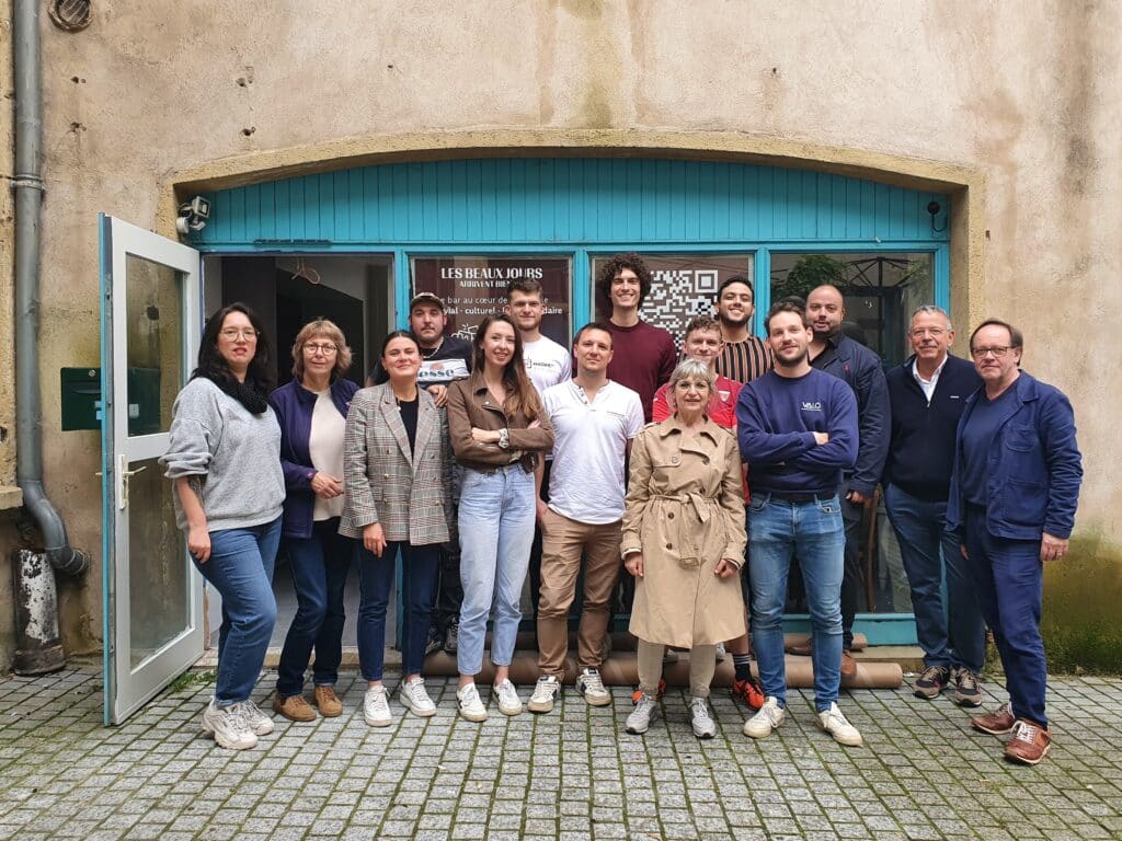 Une photo de l'équipe des Beaux Jours, un nouveau bar à Thionville, pendant un déménagement.