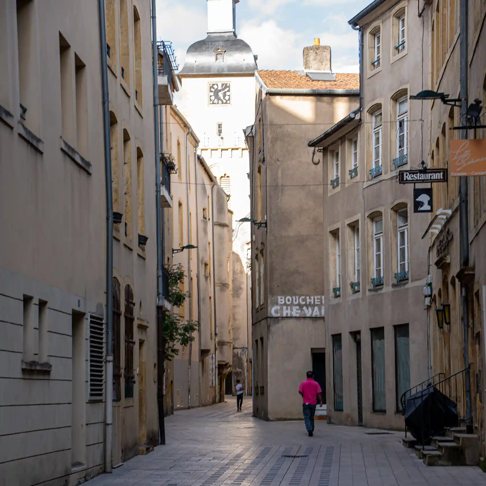 La Rue de la Tour est une des rues les plus Thionville. C'est ici que se trouve le bar à Thionville Les Beaux Jours.