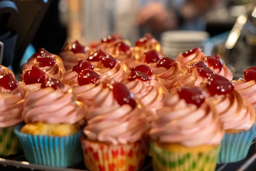 des cupcakes roses réalisés maison par l'équipe des Beaux Jours le salon de thé et bar à Thionville